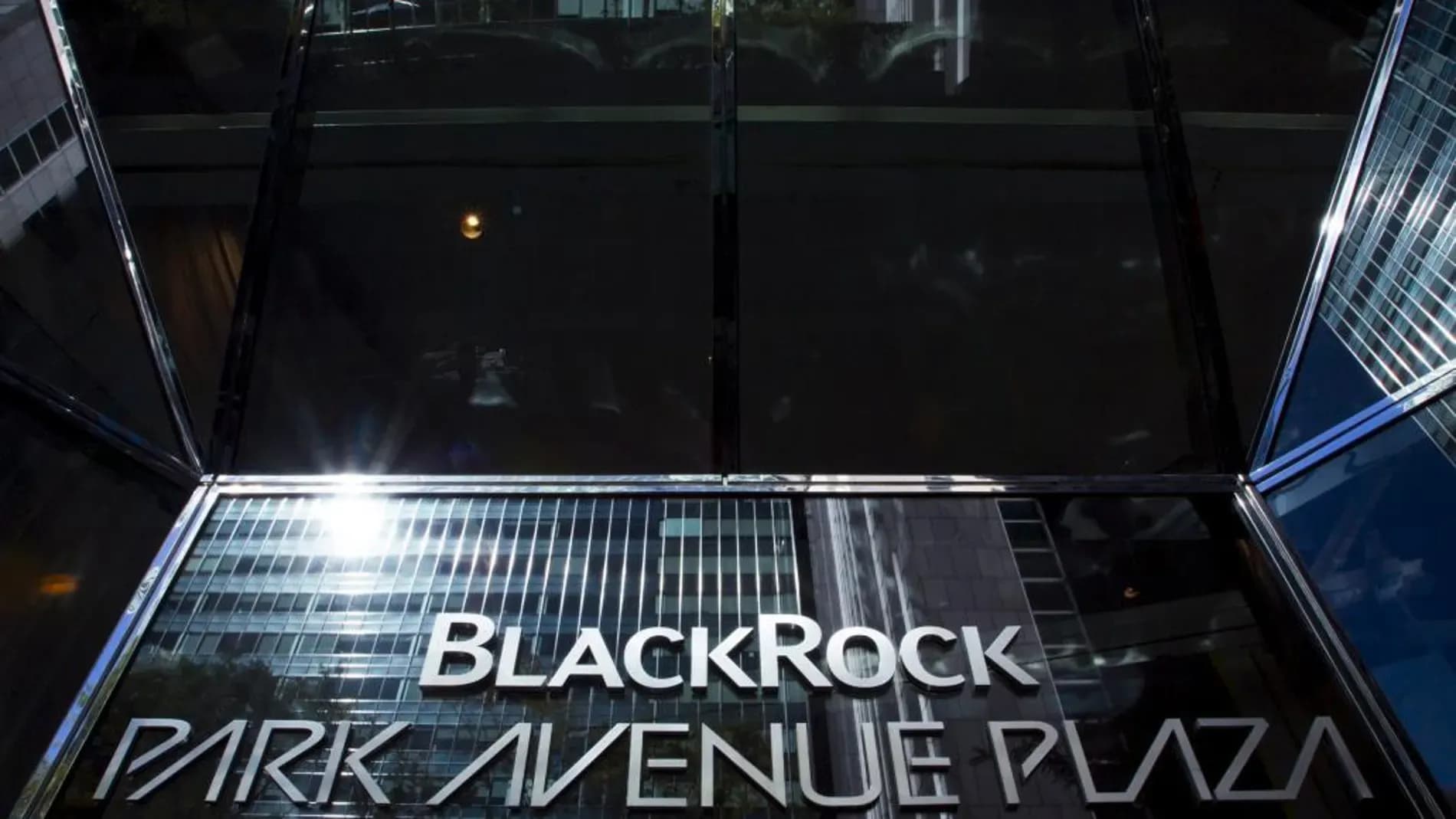 BlackRock alcanza $15.49 trillion y roza media economía de EEUU