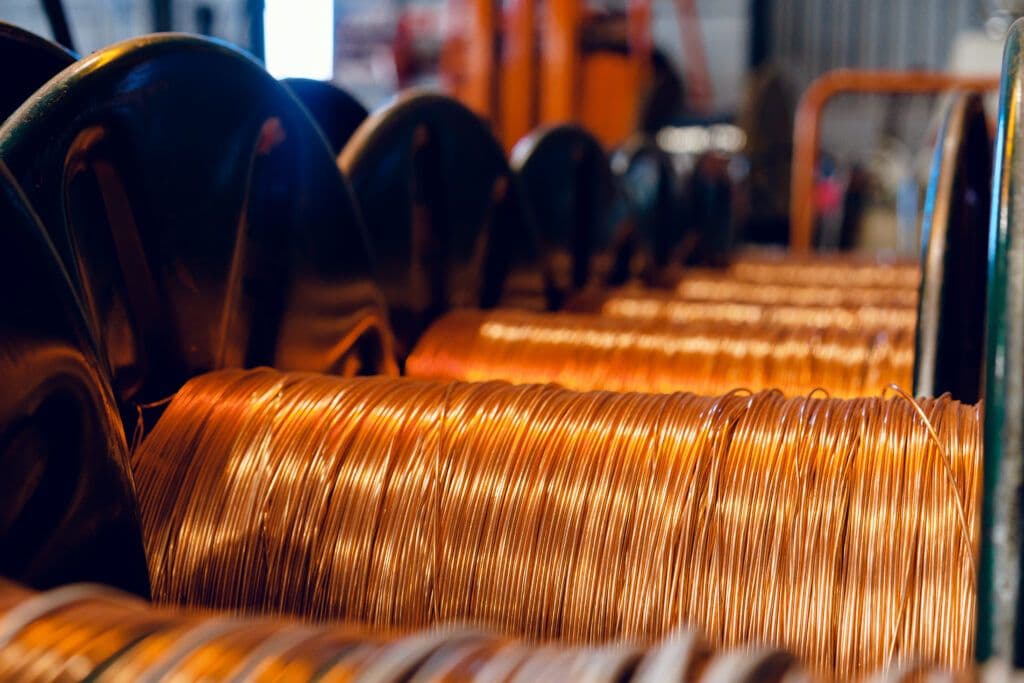 BofA sube su apuesta por cobre y uranio y enfría el oro