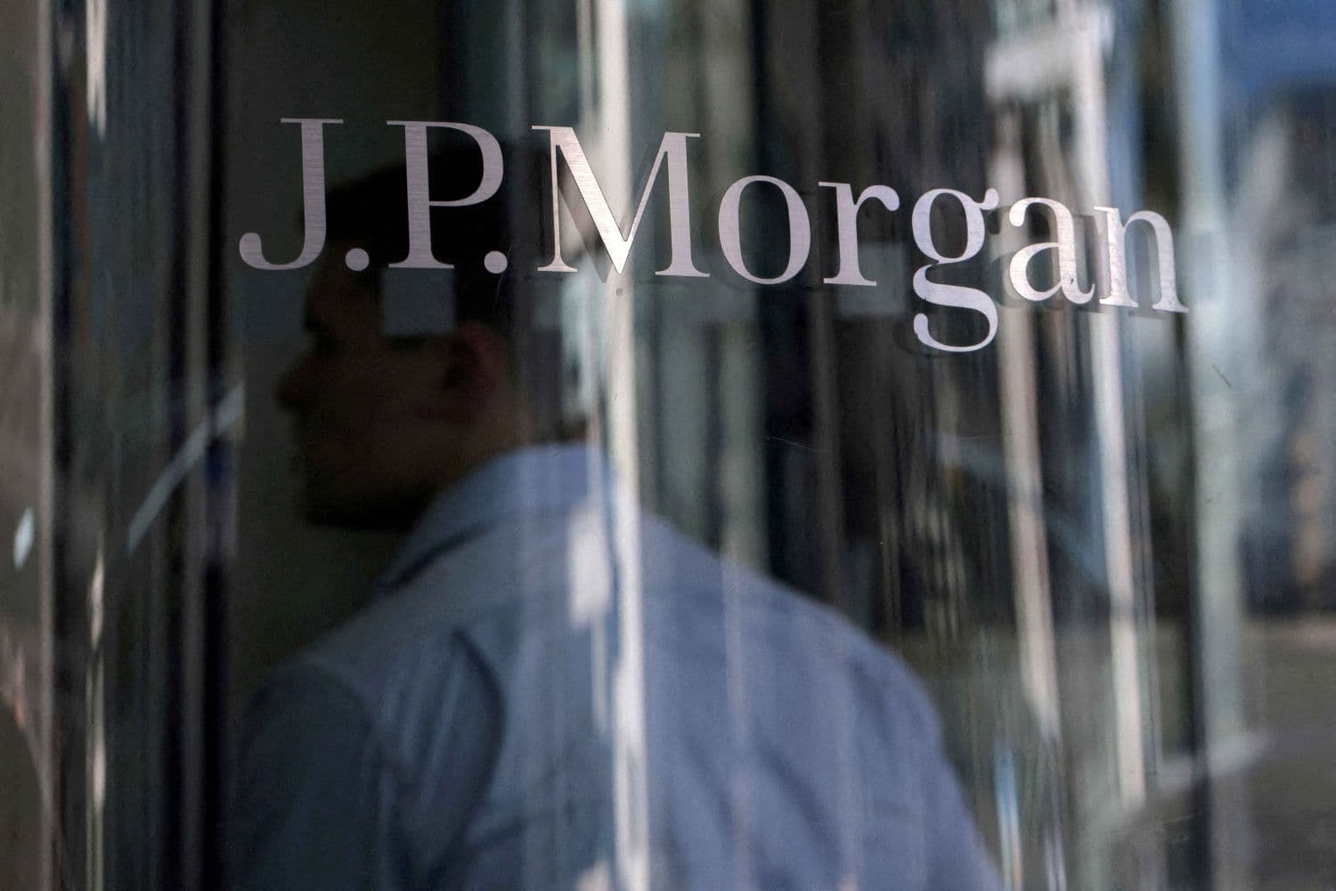 JPMorgan bate previsiones con 16.500 millones y tira de banca de inversión